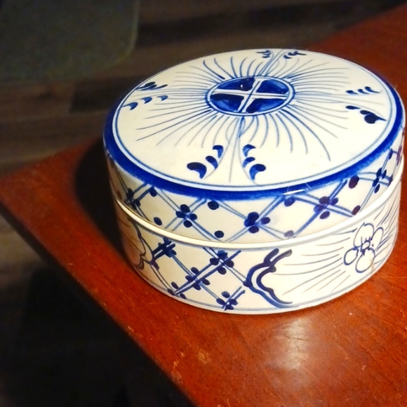 Blue and white or jewelry. China box excellent condition - Picture 1 of 5